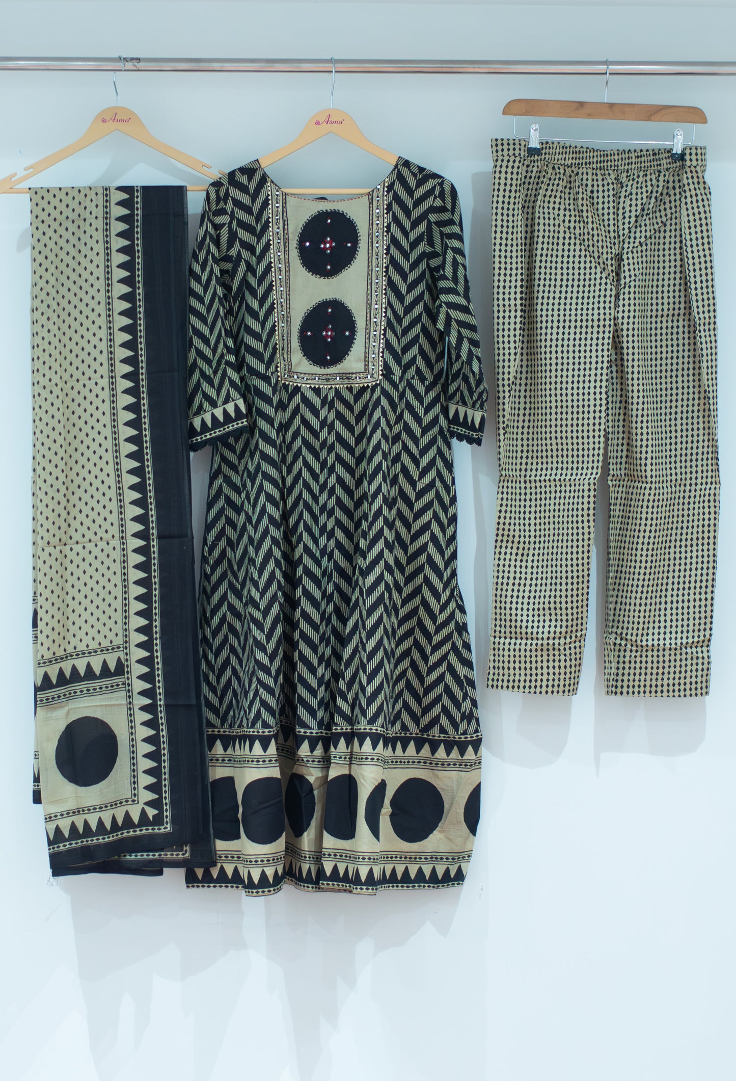 Black & Beige Printed Kurta Pant Set with Dupatta for Women ( DIPEN-534 BLACK )