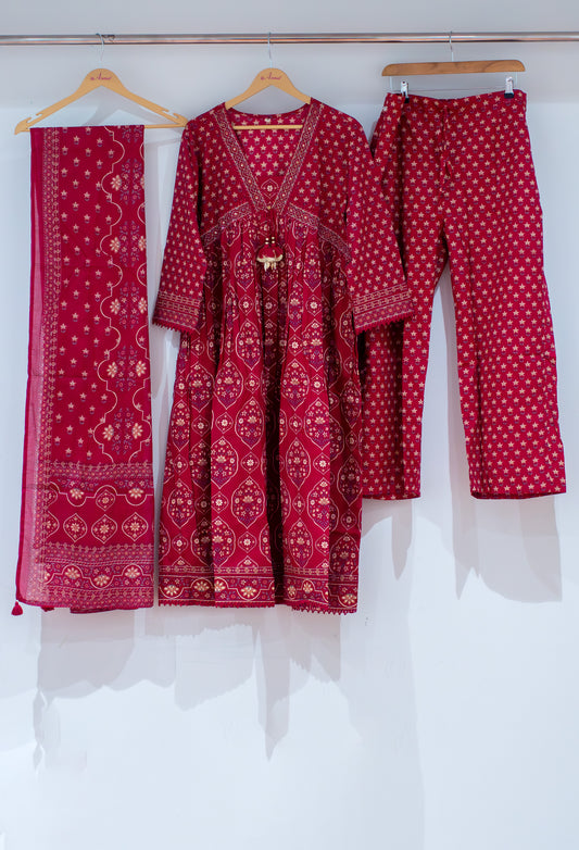 Red printed kurta set with pants and dupatta – product image 2
