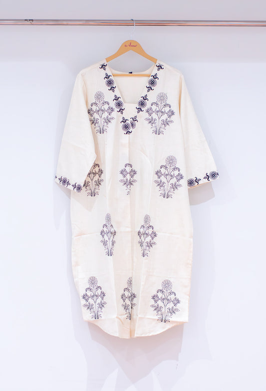 Ivory floral embroidered kurta for women – product image 2