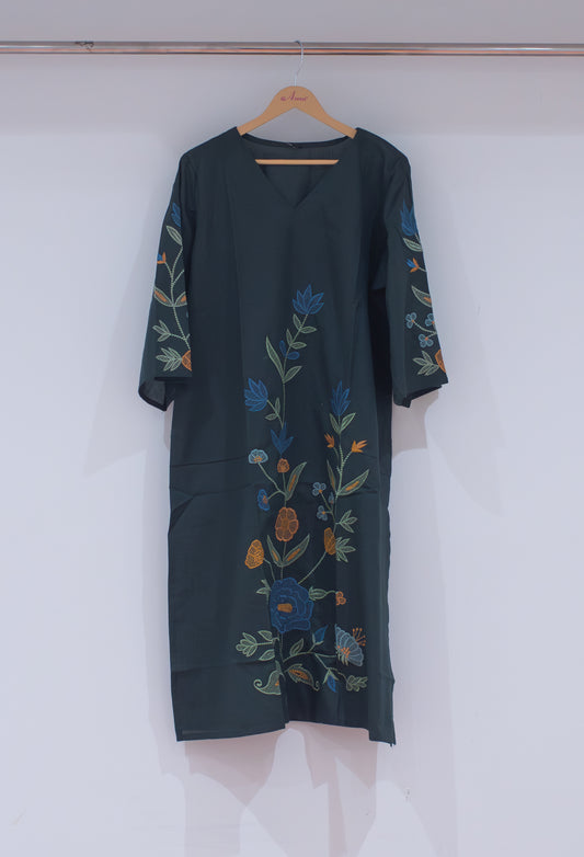 Dark green straight kurta with multicolor floral embroidery – product image 2