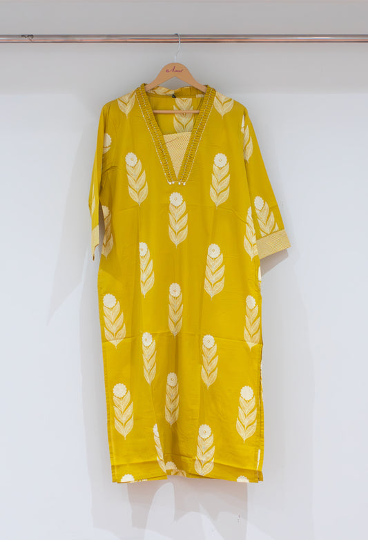 Mustard yellow printed straight kurta with V-neck detailing – product image 2
