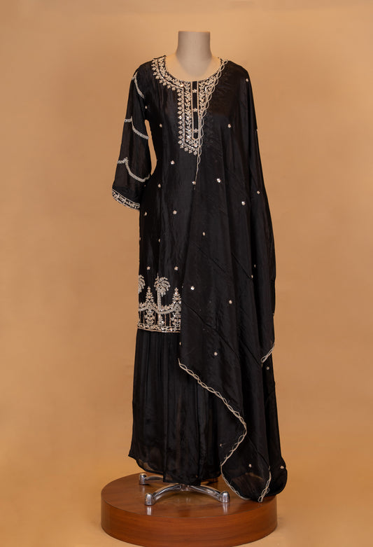 Classic black embroidered kurta sharara set with sheer dupatta – product image 2