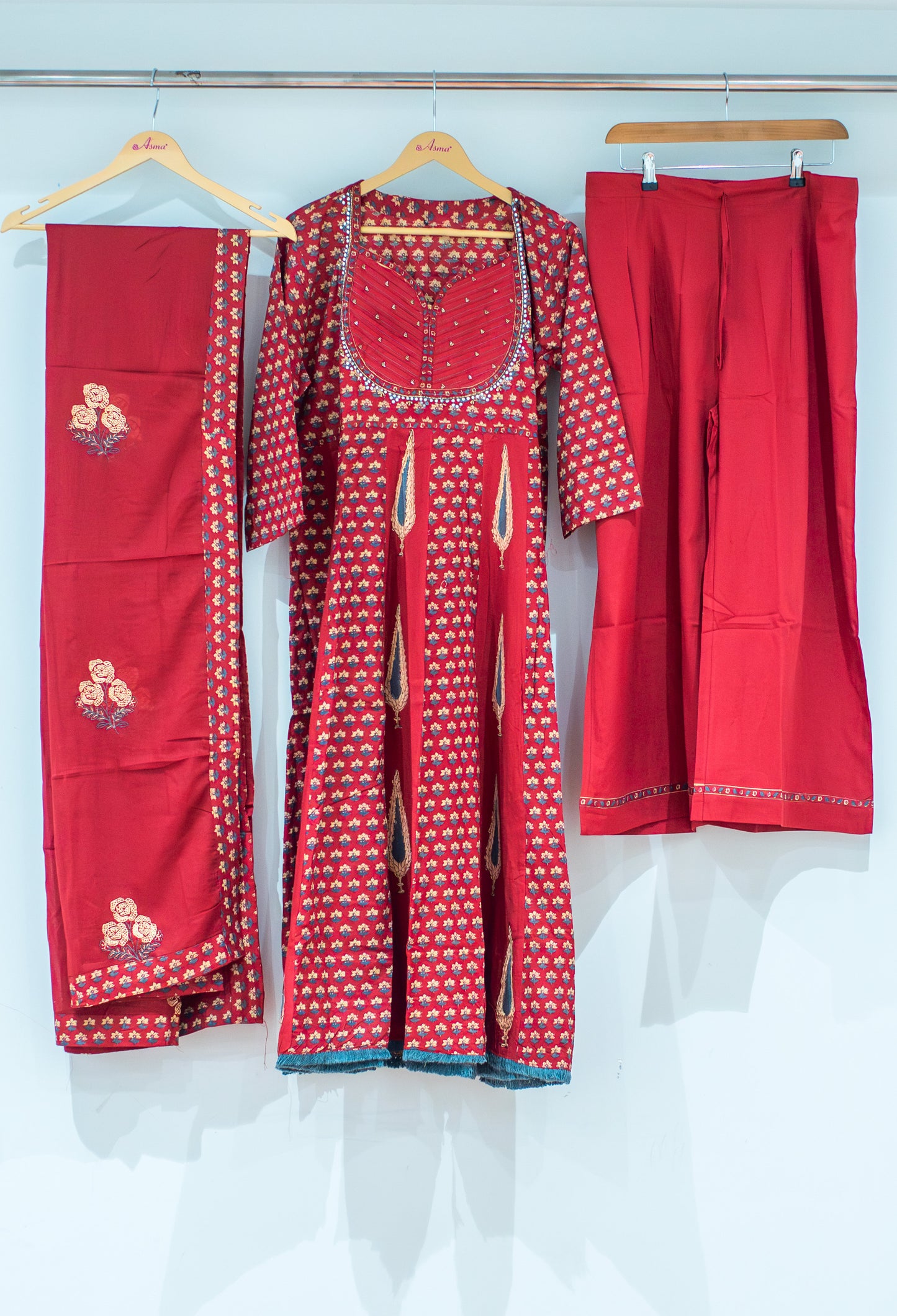 Red Printed Kurta Set with Dupatta & Pants for Women