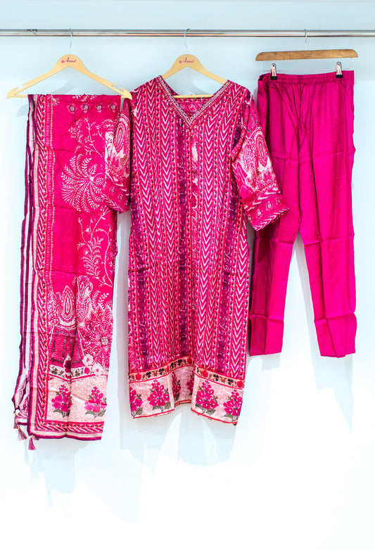 Hot pink chevron print kurta set with straight pants and dupatta – product image 2