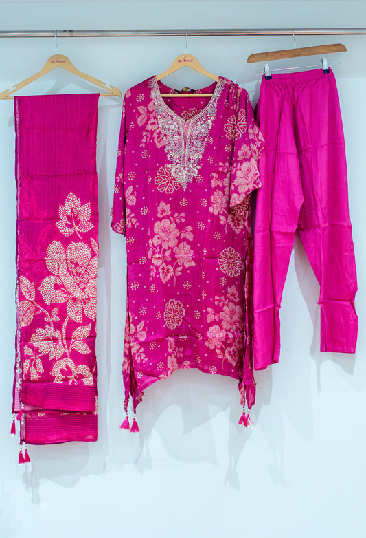 Magenta floral embroidered kurta set with dupatta and straight pants – view 2