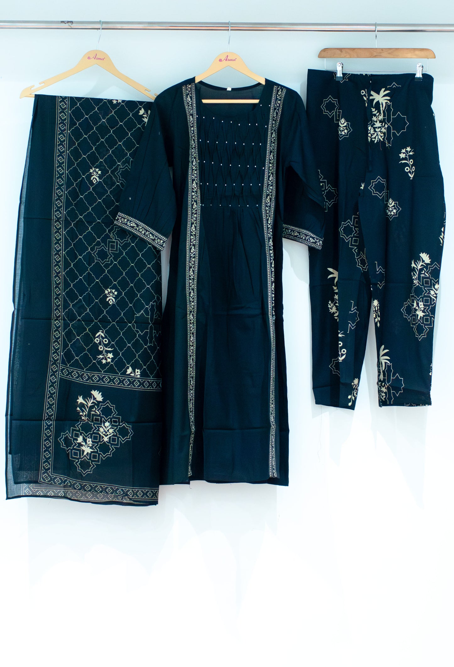 Black Embellished Kurta Set with Dupatta & Straight Pants