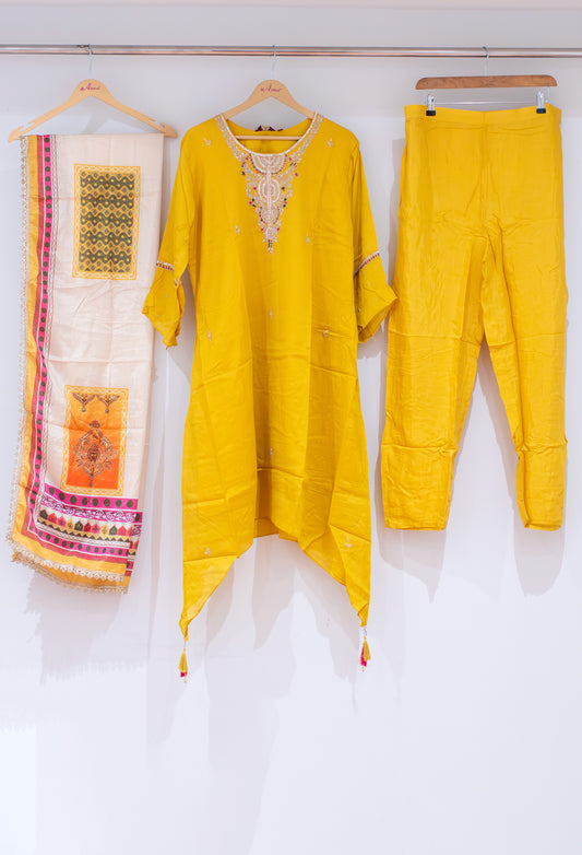 Mustard yellow embroidered kurta set with printed dupatta – product image 2