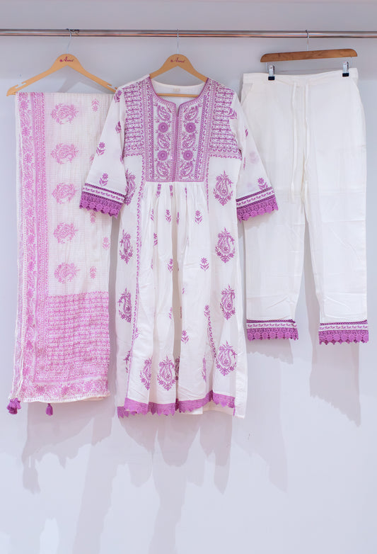 White and lilac embroidered kurta set with straight pants and dupatta – product image 2