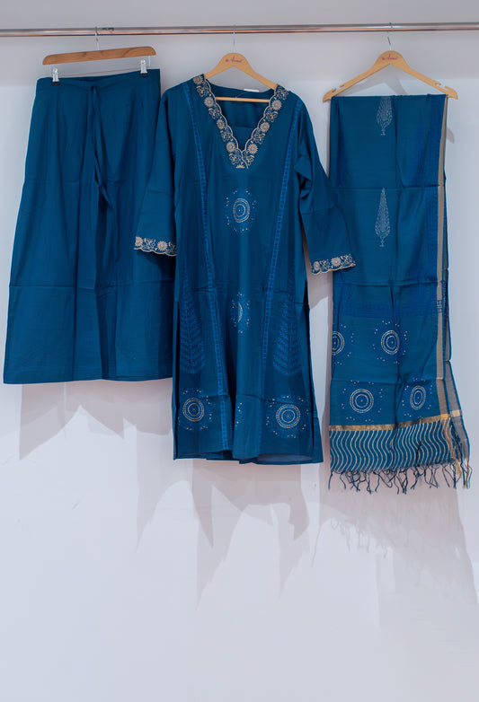 Teal blue embroidered kurta set with pants and dupatta – product image 2