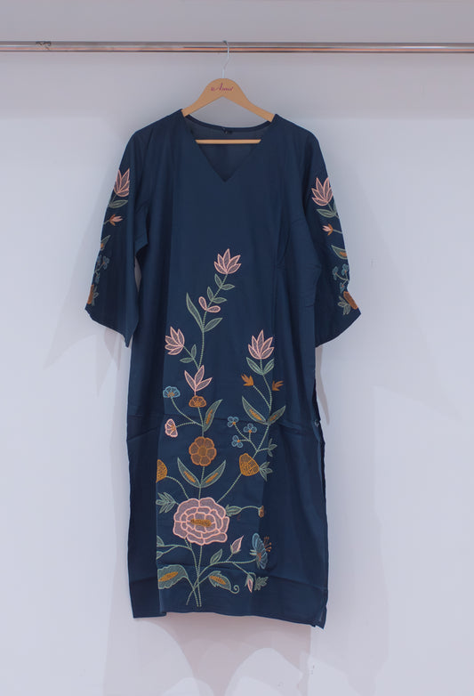 Navy blue straight kurta with multicolor floral embroidery – product image 2