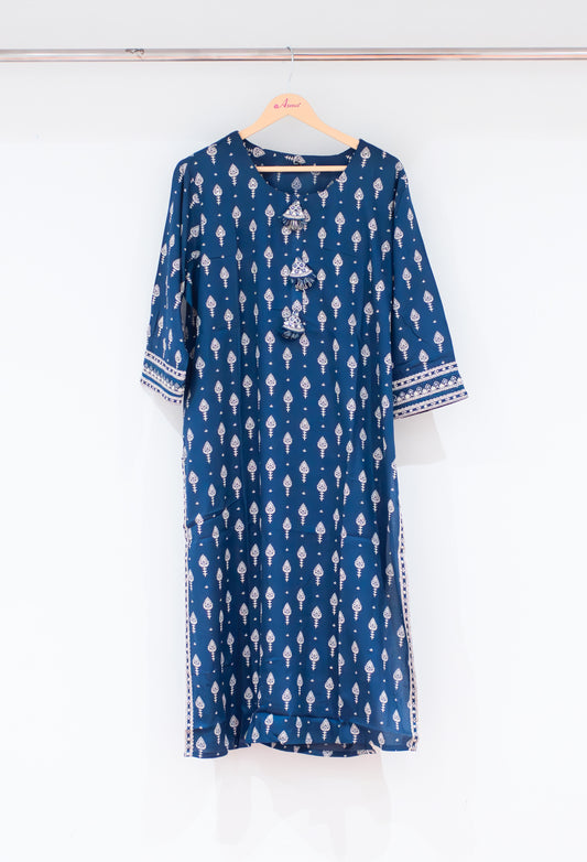 Blue printed straight kurta with tassel neckline – product image 2