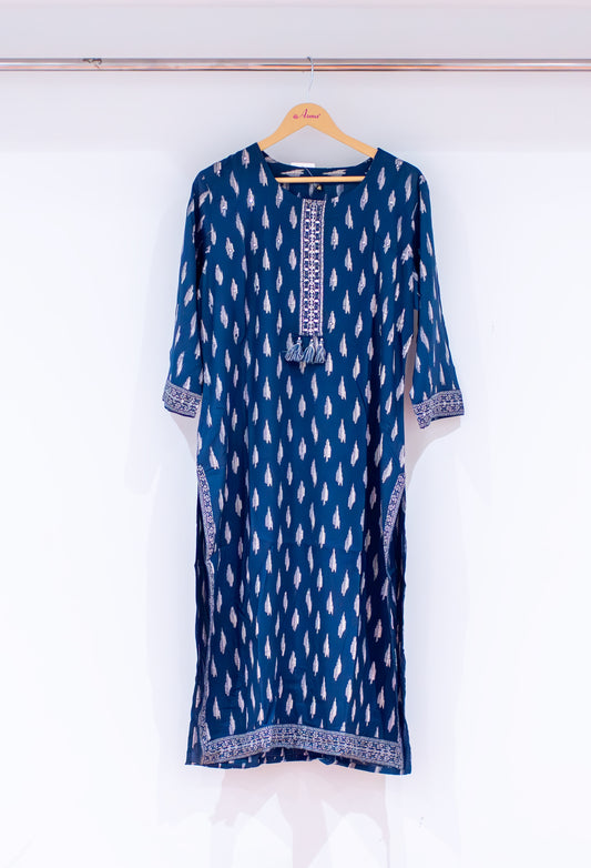 Blue printed straight kurta with embroidered neckline – product image 2